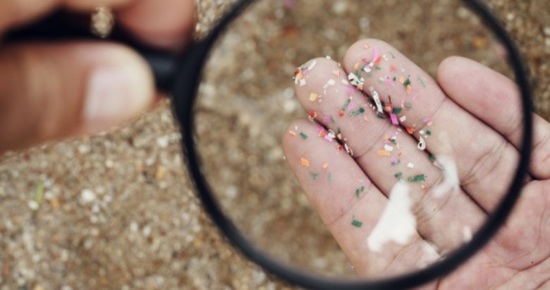 Mikroplastikler kalp ve damarlarımızda birikiyor !