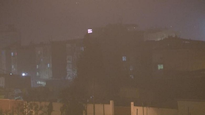 İzmir’de göz gözü görmedi! Sis ve soba dumanı görüş mesafesini en aza indirdi