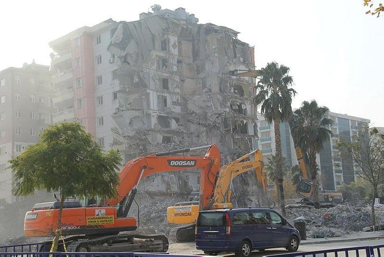 İzmir depreminin ardından ağır hasarlı binalardan 58’inin yıkımı tamamlandı