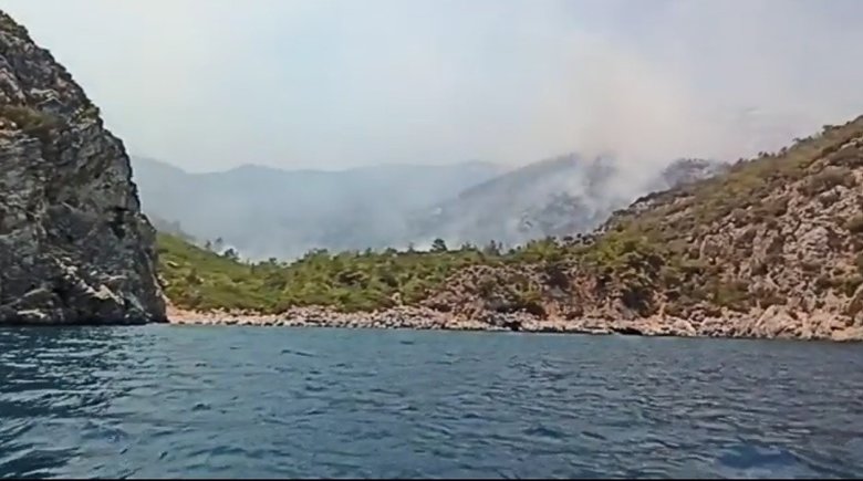 Muğla’da rüzgar yön değiştirdi! Yangın Domuz Koyu’na sıçradı