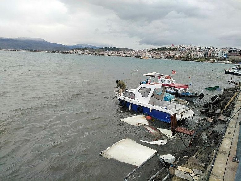 Dikili’yi fırtına vurdu! Limanda tekneler battı