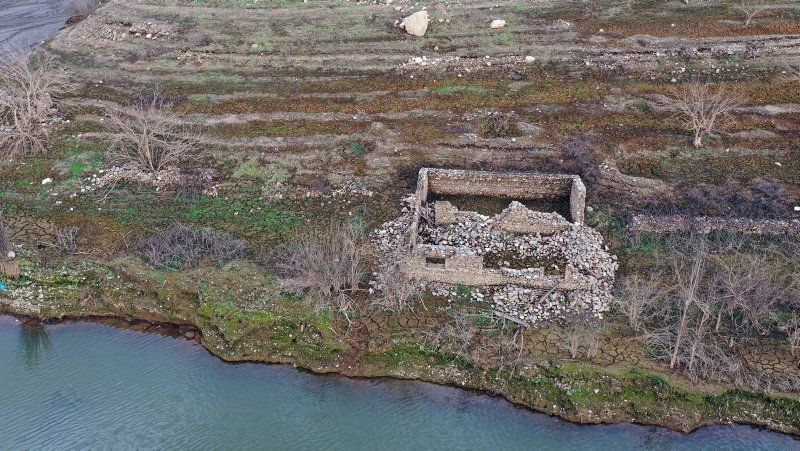 Aydın’da baraj suyu çekilince eski mahallenin kalıntıları ortaya çıktı