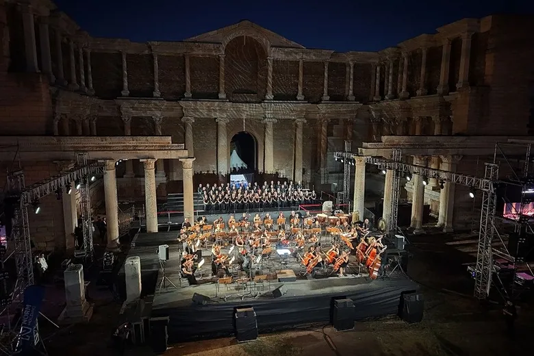 2-bin-700-yillik-tarihte-buyuleyici-gece-sardes-antik-kentinde-carmina-burana-ayakta-alkislandi-1783202394750.jpeg