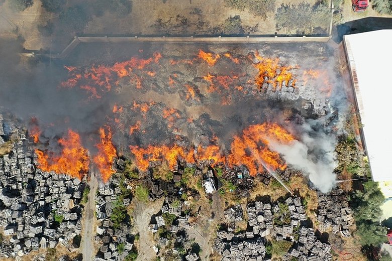 Son dakika: Manisa’da palet fabrikasında yangın