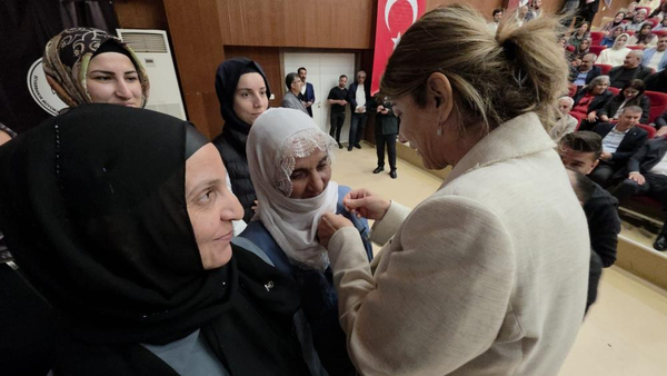 ak-parti-teskilati-gucleniyor-chp-ve-yrpden-ayrilan-100-kisi-partiye-katildi-1777724861017.png