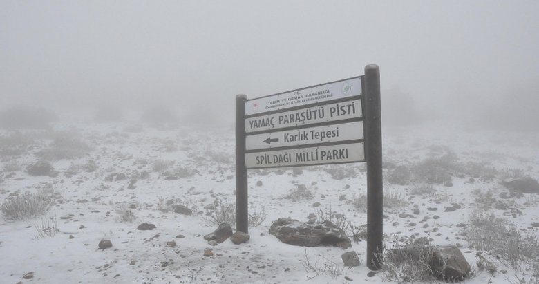 Spil Dağı Milli Parkı’na mevsimin ilk karı düştü