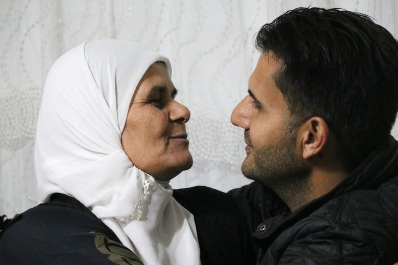 33 yıl sonra Müge Anlı’da annesine kavuşmuştu! Vedat annesinden bir an olsun ayrılmıyor