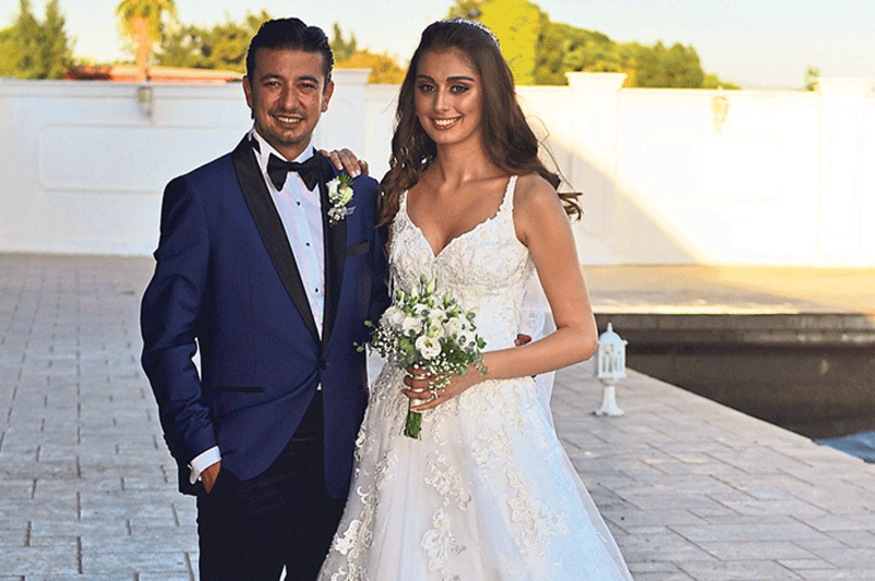 Nikah masasında mutlu bir çift