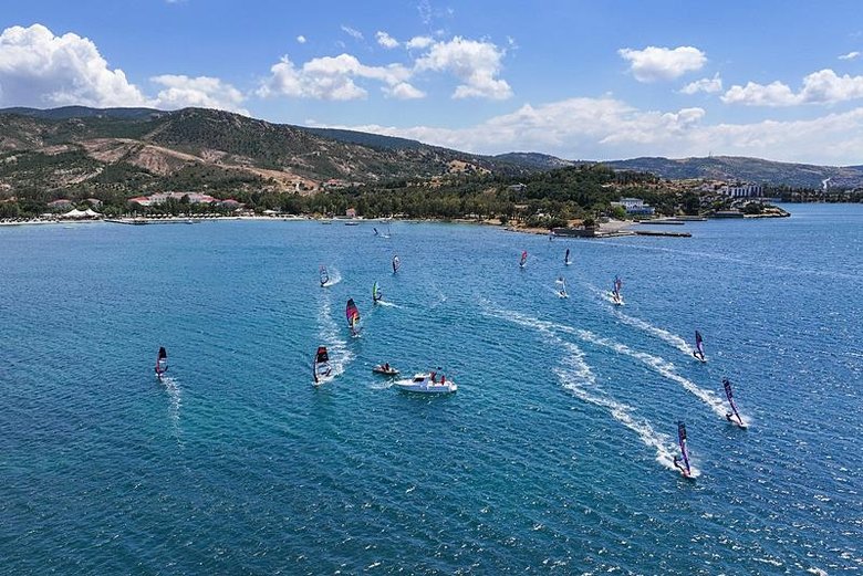 Rüzgarın evi Foça sörf tutkunlarını bekliyor! Su sporlarında önemli bir merkeze dönüşüyor