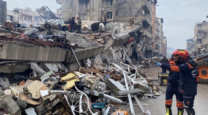 Enkaz altındakiler ne kadar dayanabilir? Hayatta kalma süresi nedir? ZAMANA KARŞI YARIŞ!