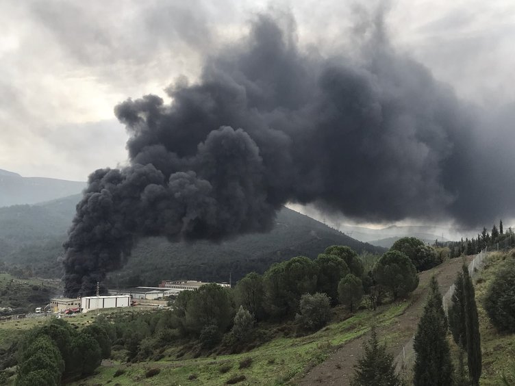 İzmir Bornova’da plastik geri dönüşüm deposunda korkutan yangın