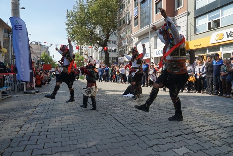CHP’li Edremit Belediyesi’nden skandal tören:Türk kadınını zincire vurdular