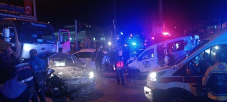 Kamyon kırmızı ışıkta duran araçlara çarptı: 9 yaralı