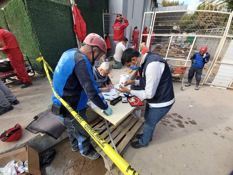 Doğanlar Apartmanı enkazında bulunan altınlar polise teslim edildi