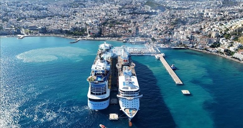 Kuşadası’na 3 kruvaziyerle 8 bin 560 turist geldi