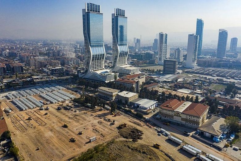 İzmir’de geçici barınma merkezinde konteyner kurulumu devam ediyor