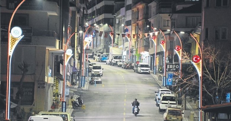 Demirci’de sokaklara ay yıldızlı aydınlatma