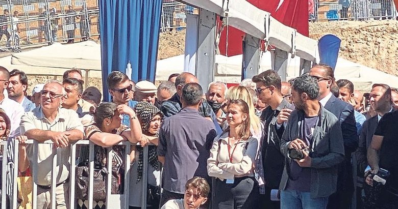 Bay Kemal İzmir’de korku duvarı çekti