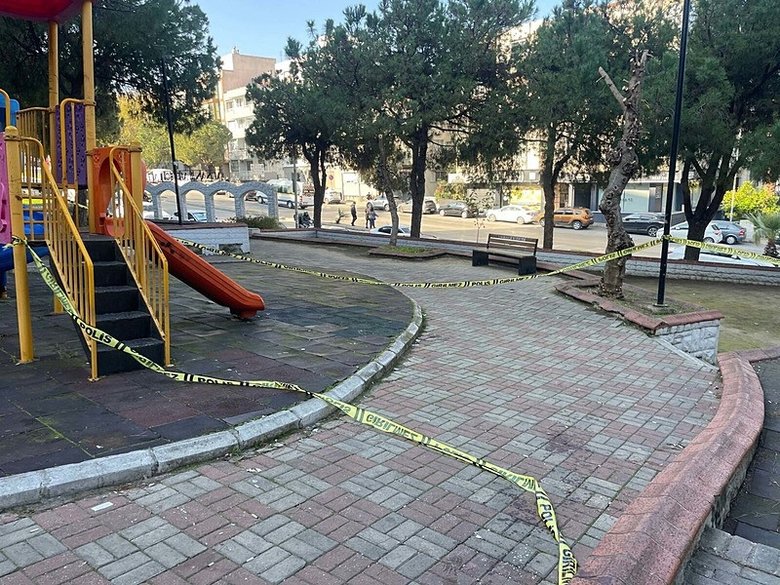 izmirde-cocuk-parkinda-yan-bakma-kavgasi-15-yasindaki-cocuk-olduruldu-1765623745636.jpeg