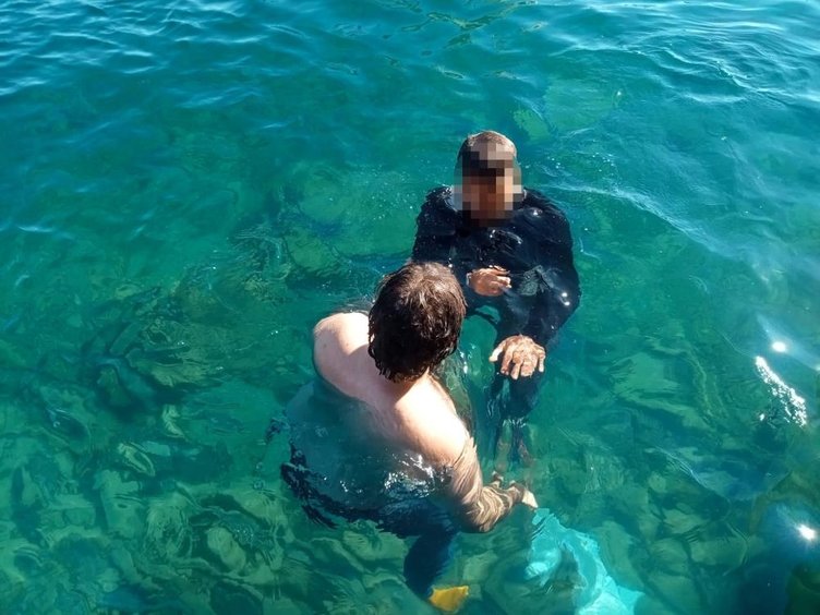 Muğla’da ilginç olay! Ayağına bağladığı kum torbasıyla denize atladı