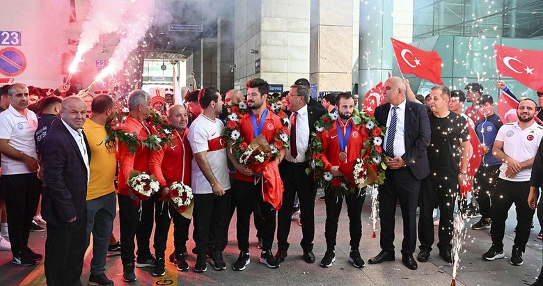 Dünya şampiyonu Ali Cengiz’e davul zurnalı karşılama