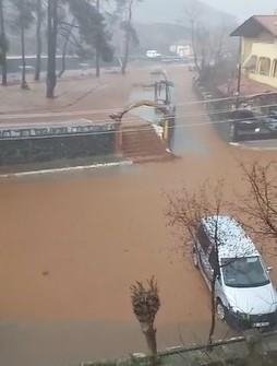 Marmaris’i sağanak vurdu! Yollar göle döndü evleri su bastı