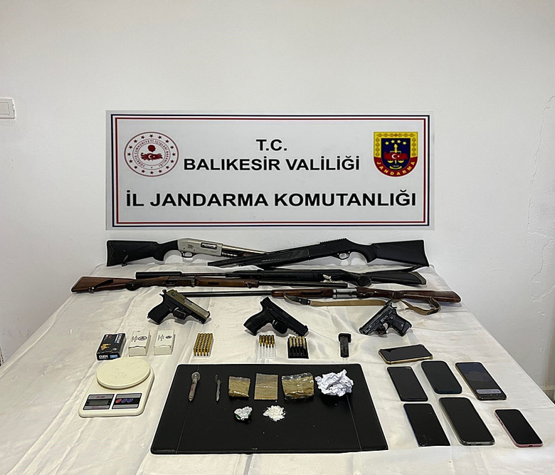 balikesirde-uyusturucu-operasyonu-52-adrese-es-zamanli-baskin-17-kisi-tutuklandi-1771678309455.png