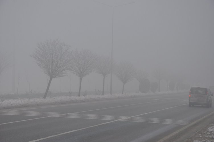 Afyonkarahisar’da yoğun sis araç trafiği olumsuz etkiledi