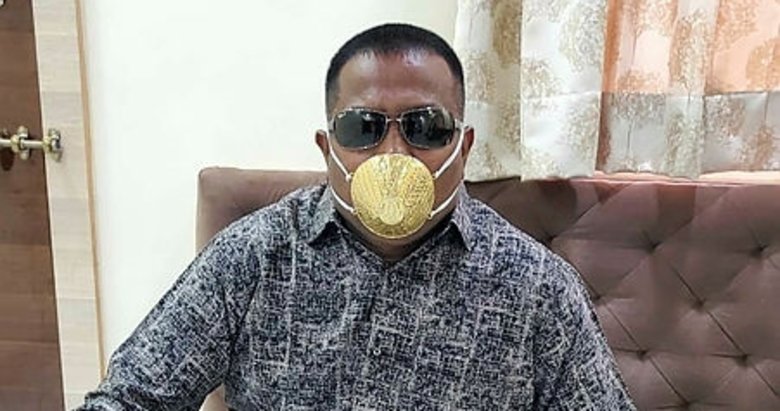 Koronavirüse karşı altın maske takıyor