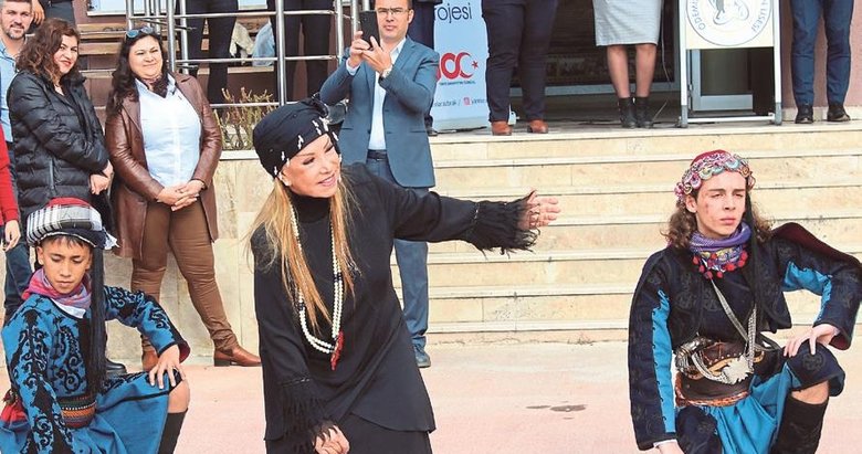 Türkülerin efsanesi Akartürk 83 yaşında