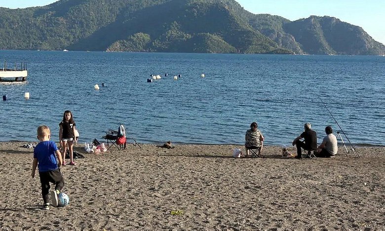 Marmaris’te sıcaklık 21 dereceyi gördü; sahiller doldu