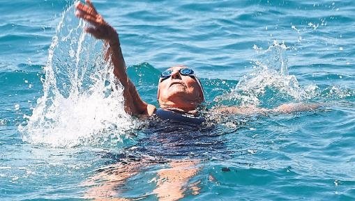 Yaş aldıkça yüzüyorlar, yüzdükçe gençleşiyorlar