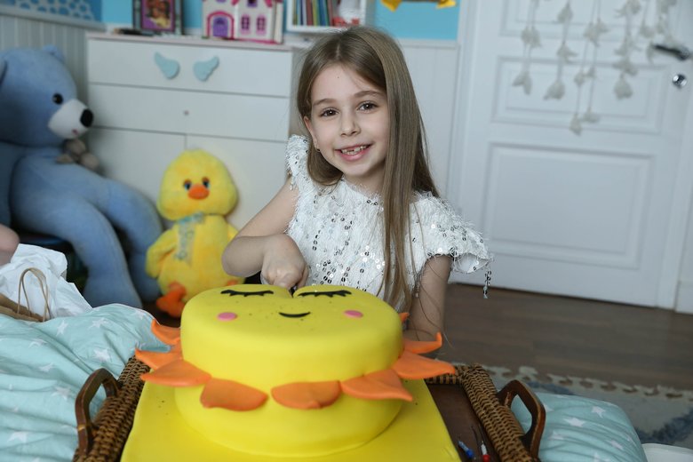 Bir Küçük Gün Işığı setinde sürpriz kutlama!