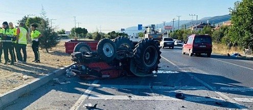 Afyonkarahisar’da feci kaza: Otomobil çarpması sonucu devrilen traktörün sürücüsü hayatını kaybetti!