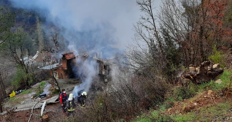 Denizli’de hareketli dakikalar! Kaçak elektriği kesilince, evini yaktı