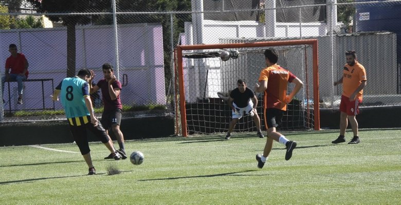 İzmir’de halı sahalarda yoğunluk! Çimleri öptüm maça öyle başladım