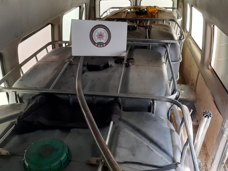 Litrelerce kaçak alkol ve akaryakıt satılamadan yakalandı