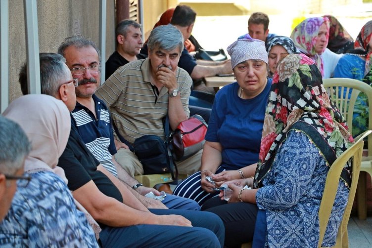Oğlu öldürülen kaymakam gözyaşlarına engel olamadı