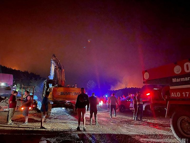Marmaris’te gökyüzü kızıla boyandı! İzmir’den destek ekipleri gönderildi