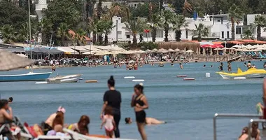 Bodrum’da turistler denize girdi