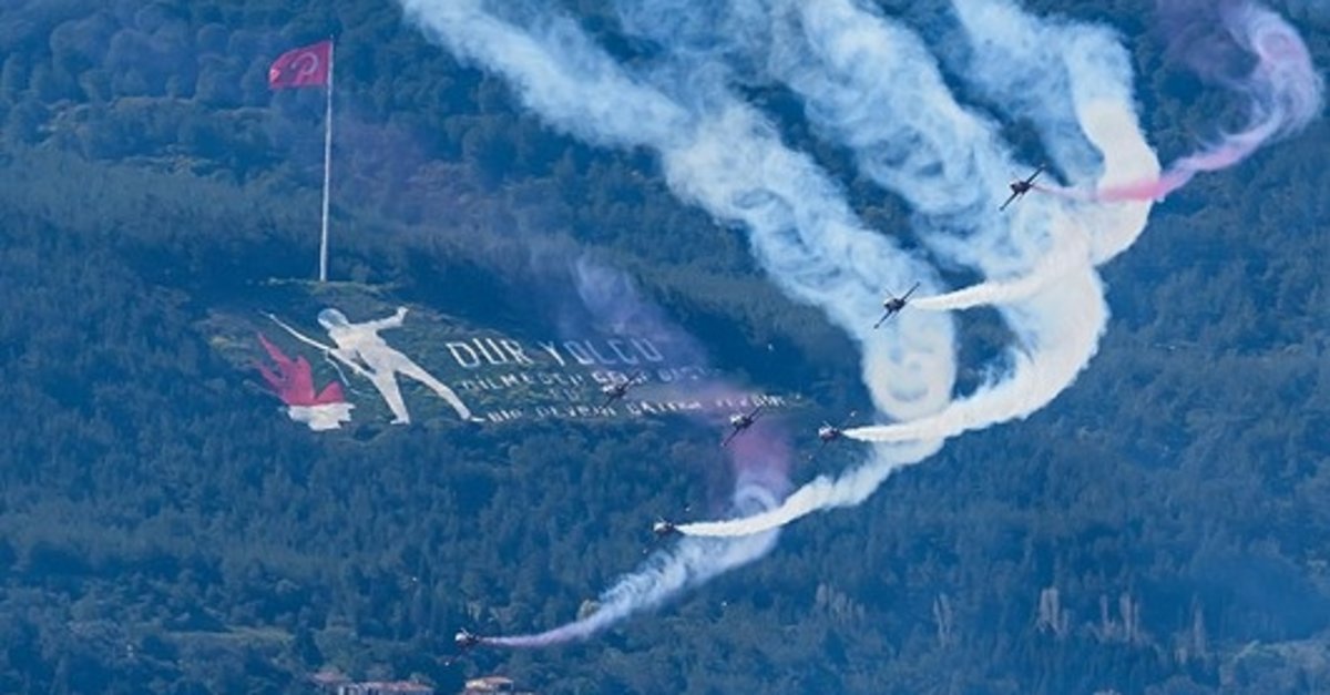 Çanakkale semalarında nefes kesen şov! Türk Yıldızları büyüledi