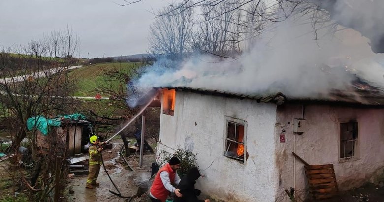 Balıkesir’de yangında bir ev tamamen yandı