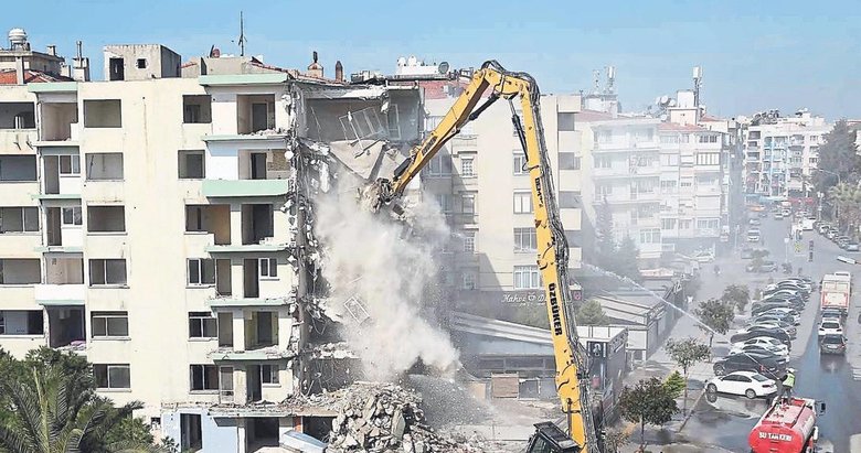İzmir’in 40 yıllık ‘Pisa Kuleleri’ yıkıldı