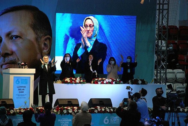 AK Parti Genel Merkez Kadın Kolları Başkanı Çam, İzmir kongresinde konuştu