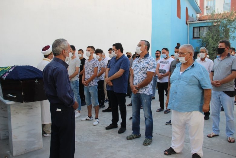 İzmir’de tekne faciasında ölen kadına gözü yaşlı veda