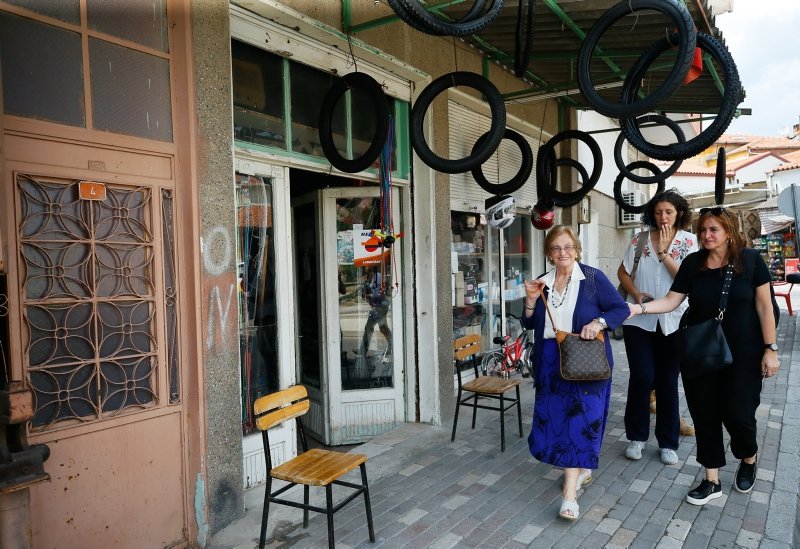 İzmir Bergama’da çocukluğunun geçtiği sokağı 74 yıl sonra yeniden gördü!