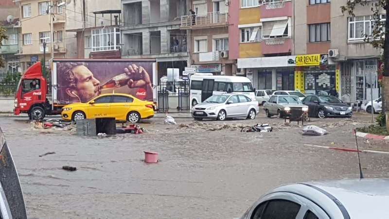 İzmirde saÄanak etkili oldu