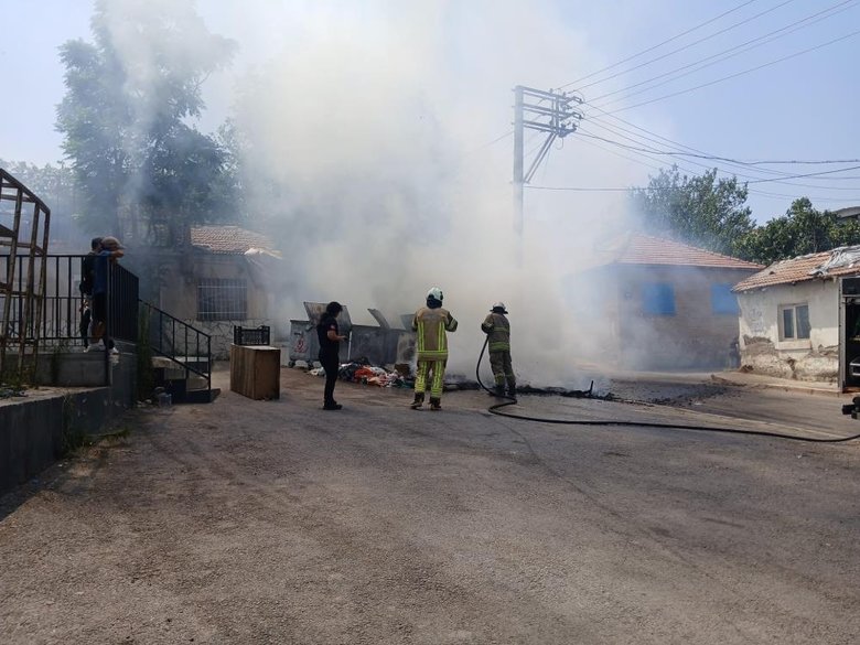 İzmir’de günlerdir toplanmayan çöpler alev aldı
