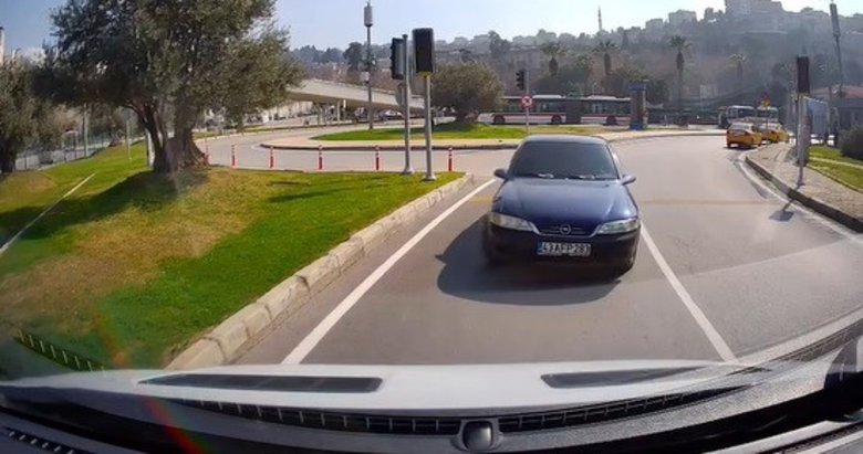İzmir’de ters yöne giren araç tehlike saçtı