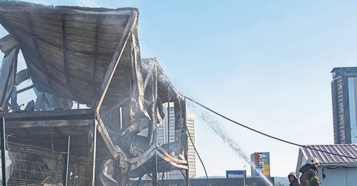 Şantiyedeki konteynerler alevlere teslim oldu